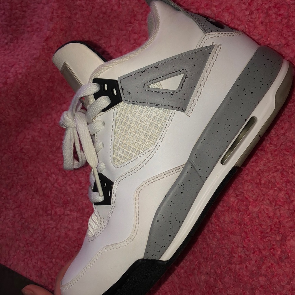 Retro Jordan 4 Cements
